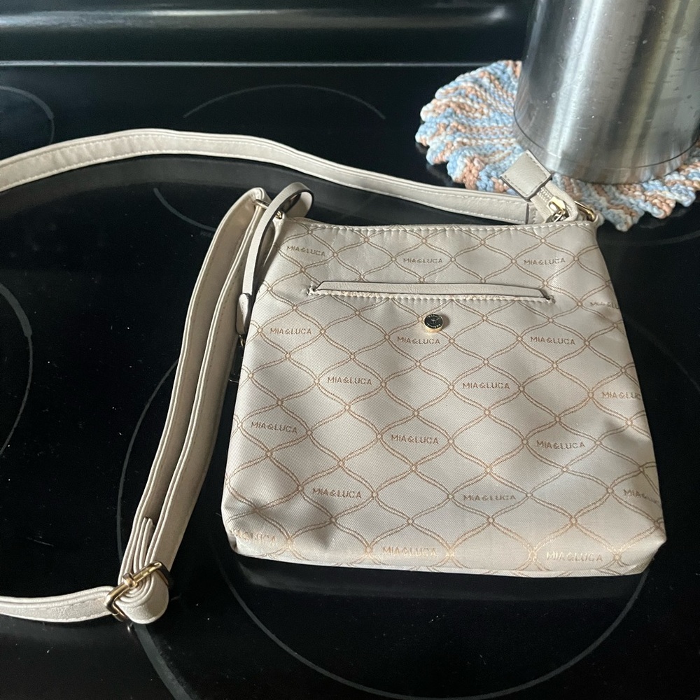 Beige cross body purse. Euc condition. Don't know if I ever used it